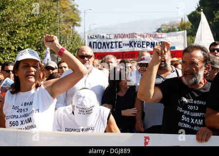 Athènes, Grèce. 22 octobre, 2013. L'école de Thessalonique tiré des gardiens qui ont quitté leur ville pour venir à Athènes, le pied sur le 28 septembre est arrivé au parlement grec à Athènes. Les gardiens de l'école marché 560 khm. Aristidis Crédit : Vafeiadakis ZUMAPRESS.com/Alamy/Live News Banque D'Images