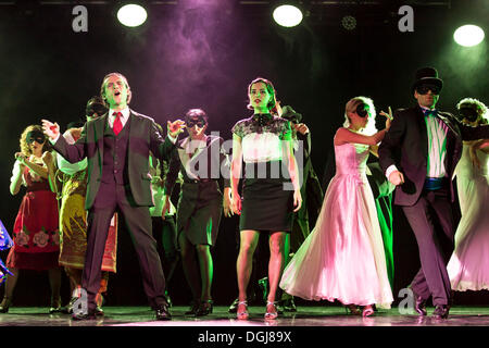 Encore de 'Chicago' avec Sas Aris comme Billy Flynn et Annette Krossa comme Roxie Hart, performances live, Le Théâtre à Kriens Banque D'Images