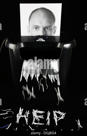 Photographie d'un visage de l'homme traversant une déchiqueteuse. Banque D'Images