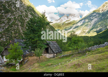 Shepherd chalets dans les Alpes juliennes. Banque D'Images