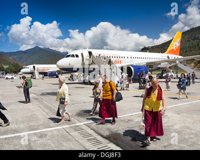 Le Bhoutan, Paro, l'aéroport international de passagers débarqués du Népal vol Druk Air Banque D'Images