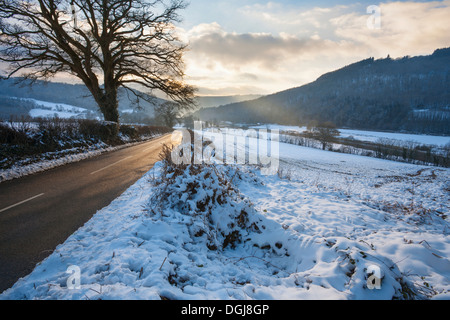 Stowe route menant à un bas couverts de neige Vallée de la Wye. Banque D'Images