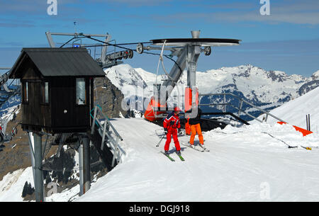 Skieurs de la station du télésiège au sommet de la montagne, Morzine Avoriaz Chamossiere région de ski, Savoie, France, Europe Banque D'Images