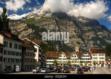 Landsgemeindeplatz, Town Square, devant les Alpes Glaronaises, Suisse, Europe Banque D'Images