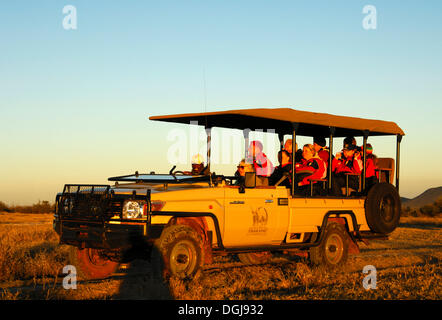 Les Rangers et les touristes du Thakadu River Camp dans un VUS lors d'une soirée de jeu à Madikwe Game Reserve, Afrique du Sud Banque D'Images