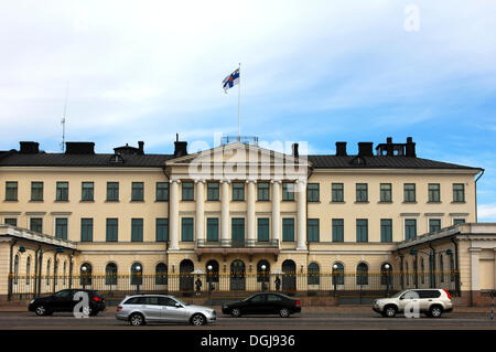 Palais présidentiel avec le drapeau national, Helsinki, Finlande, Europe Banque D'Images
