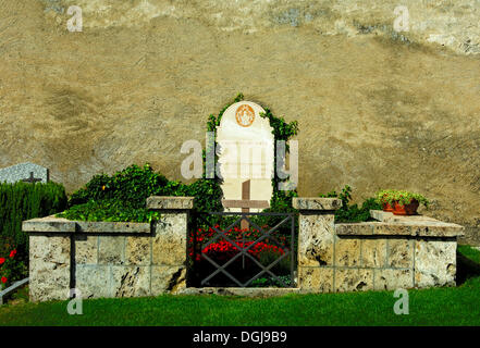 La tombe du poète Rainer Maria Rilke dans la montagne cimetière de Rarogne, Valais, Suisse, Europe Banque D'Images