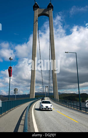 Pylône en béton armé de l'Stordabrua ou Stord suspension bridge à travers le Digernessundet son comme un lien entre Banque D'Images
