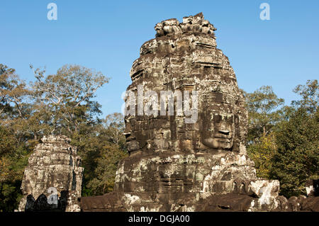 Tour avec un visage sculpté dans la pierre, le temple Bayon, Angkor Thom, Siem Reap, Cambodge, Asie du Sud, Asie Banque D'Images