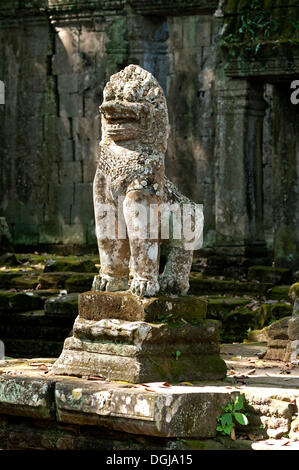 Guardian lion en pierre à l'entrée Est, le Preah Khan Temple, construit par le roi Jayavarman VII, 12ème siècle, Angkor, Cambodge Banque D'Images