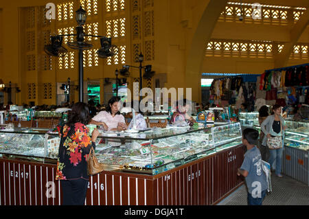 Blocage de bijoux au marché central, Phnom Penh, Cambodge, Asie du sud-est Banque D'Images