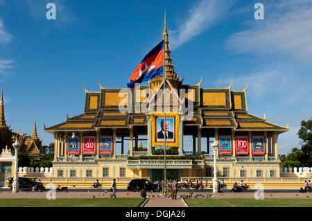 Moonlight Pavilion, Chan Chaya Pavilion, Palais Royal, avec le portrait du défunt Roi Norodom Sihanouk et le national Banque D'Images