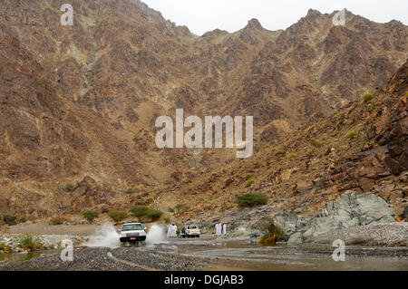 Wadi bashing, véhicule tout-terrain Toyota Racing dans des flaques d'eau dans le Wadi Al Abyad, Al Batinah, Oman Banque D'Images