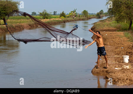 Pêche pêcheur en jetant un jet net dans une rivière, Battambang, Battambang, Cambodge Banque D'Images