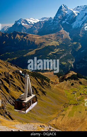 Cabine de l'téléfériques Schilthorn entre la station intermédiaire de Birg et le sommet du Schilthorn, Montagne Berner Oberland Banque D'Images