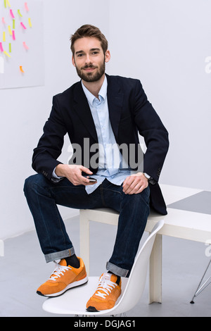 Portrait de jeune homme en design studio Banque D'Images