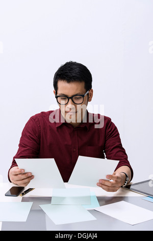 Jeune homme designer looking at color samples Banque D'Images