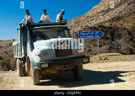 Camion sur l'intersection d'une route de campagne, montagnes, Dar al Hajar A'Sawda, Ad Dakhiliyah, Oman Banque D'Images