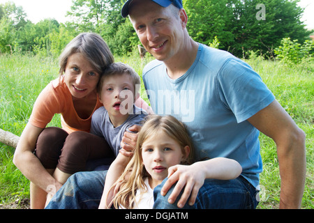 Portrait plein air de famille avec deux enfants Banque D'Images
