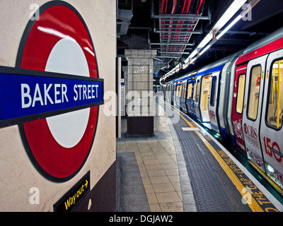 Intérieur de la station de Baker Street montrant Metropolitan Line train, Londres, Angleterre, Royaume-Uni Banque D'Images