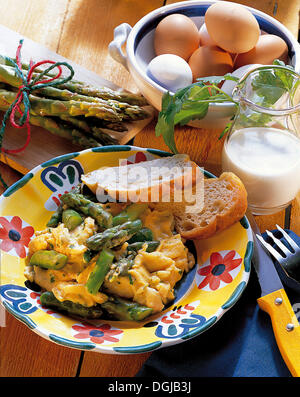 Œufs brouillés aux asperges, France. Banque D'Images