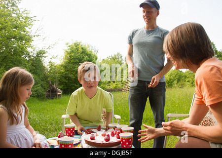 L'extérieur de la famille avoir pique-nique d'anniversaire Banque D'Images