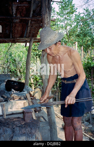 Personnes âgées travailler à son petit forgeron forge accueil en Amérique du Laos Banque D'Images