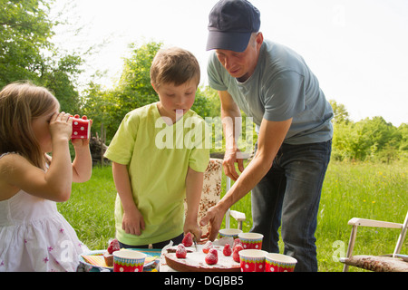 Père de deux enfants de bébés en plein air Banque D'Images