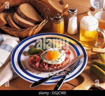 Strammer Max, pain avec œuf frit et bacon, Allemagne. Banque D'Images