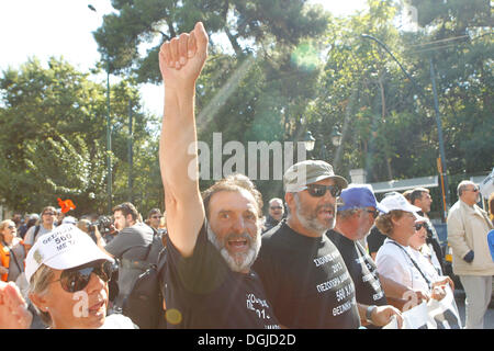 Athènes, Grèce. 22 octobre, 2013. L'école de Thessalonique tiré des gardiens qui ont quitté leur ville pour venir à Athènes, le pied sur le 28 septembre est arrivé au parlement grec à Athènes. Les gardiens de l'école marché 560 khm. Aristidis Crédit : Vafeiadakis ZUMAPRESS.com/Alamy/Live News Banque D'Images