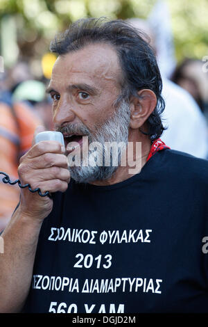 Athènes, Grèce. 22 octobre, 2013. L'école de Thessalonique tiré des gardiens qui ont quitté leur ville pour venir à Athènes, le pied sur le 28 septembre est arrivé au parlement grec à Athènes. Les gardiens de l'école marché 560 khm. Aristidis Crédit : Vafeiadakis ZUMAPRESS.com/Alamy/Live News Banque D'Images