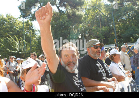 Athènes, Grèce. 22 octobre, 2013. L'école de Thessalonique tiré des gardiens qui ont quitté leur ville pour venir à Athènes, le pied sur le 28 septembre est arrivé au parlement grec à Athènes. Les gardiens de l'école marché 560 khm. Aristidis Crédit : Vafeiadakis ZUMAPRESS.com/Alamy/Live News Banque D'Images