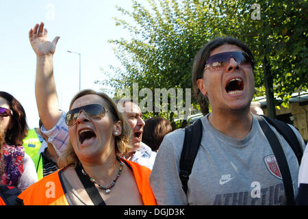 Athènes, Grèce. 22 octobre, 2013. L'école de Thessalonique tiré des gardiens qui ont quitté leur ville pour venir à Athènes, le pied sur le 28 septembre est arrivé au parlement grec à Athènes. Les gardiens de l'école marché 560 khm. Aristidis Crédit : Vafeiadakis ZUMAPRESS.com/Alamy/Live News Banque D'Images