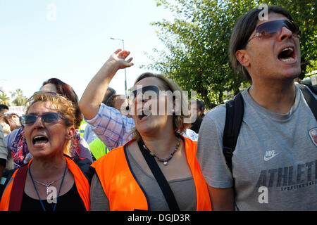 Athènes, Grèce. 22 octobre, 2013. L'école de Thessalonique tiré des gardiens qui ont quitté leur ville pour venir à Athènes, le pied sur le 28 septembre est arrivé au parlement grec à Athènes. Les gardiens de l'école marché 560 khm. Aristidis Crédit : Vafeiadakis ZUMAPRESS.com/Alamy/Live News Banque D'Images