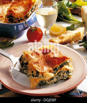 Lasagnes au poisson et aux épinards, Italie. Banque D'Images