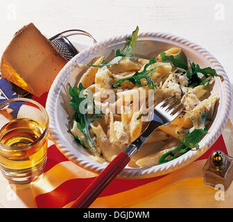 Penne avec sauce au fromage de chèvre et salade de roquette, États-Unis. Banque D'Images