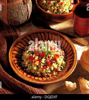 Salade de boulgour aux herbes, persil, menthe, oignons de printemps, tomates, Concombre, Jordanie. Banque D'Images