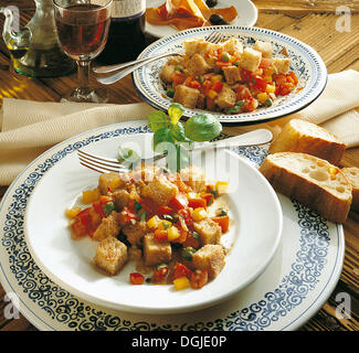 Panzanella, salade de pain toscane colorée, avec tomates, poivrons colorés et croûtons, Italie. Banque D'Images