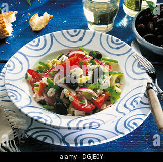 Salade grecque, avec concombre, poivrons, tomates, oignon rouge, Olives noires et fromage feta, Grèce. Banque D'Images