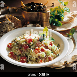 Taboulé libanais, une spécialité du Moyen Orient, avec du boulghour, tomates, concombres, oignons de printemps, le persil et la menthe, Liban Banque D'Images
