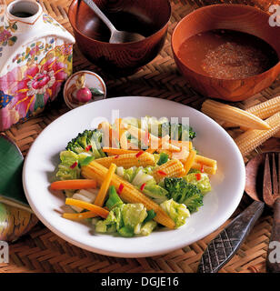 Poêlée de légumes thaï, oignons de printemps, l'Ail, piment, carotte, brocoli, maïs, chou chinois, du vin de riz et la sauce de poisson et Banque D'Images