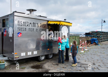 Un étal de poisson et frites mobiles à Tobermory. Banque D'Images