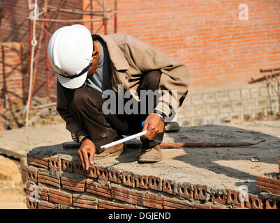 Travailleur sur le site de construction de la pagode Bai Dinh Chua, une des plus grandes pagodes en Asie du Sud-Est, près de Ninh Binh Banque D'Images