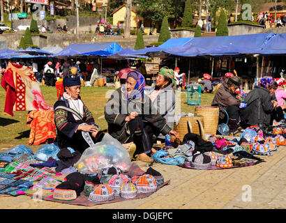 Marché de Sa Pa ou Sapa Hmong Noir, groupe ethnique minoritaire, au nord Vietnam, Vietnam, Asie Banque D'Images