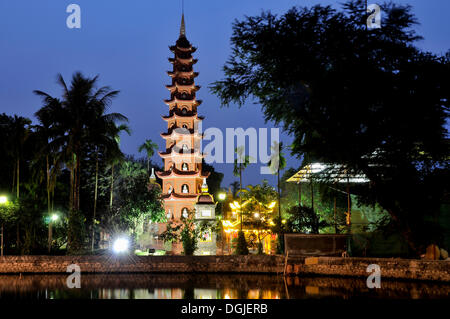 Tr&# 7845;n qu&# 7889;c Pagoda temple ou sur le lac ouest, Hanoi, Vietnam, Asie du sud-est Banque D'Images