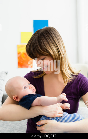 Mère berçant son bébé Banque D'Images