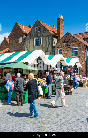 Les gens l'épicerie à Newgate à York. Marché Banque D'Images