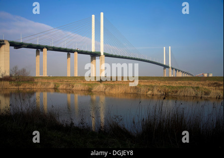 Une vue vers le QE 2 pont de Dartford. Banque D'Images