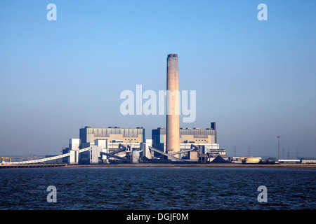 Kingsnorth Power Station sur la rivière Medway. Banque D'Images