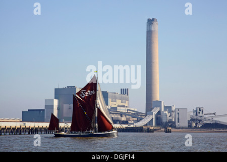 Saling Décima chaland passe Kingsnorth Power Station sur la rivière Medway. Banque D'Images